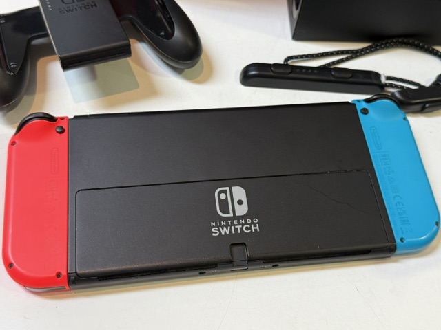 Nintendo Switch OLED Neon-Rot/Neon-Blau, Inkl. Spiel Splatoon 2, Originalverpackung, Dockingstation, Netzteil und HDMI-Kabel. | Zustand: Sehr Gut | Farbe: schwarz – Bild 4