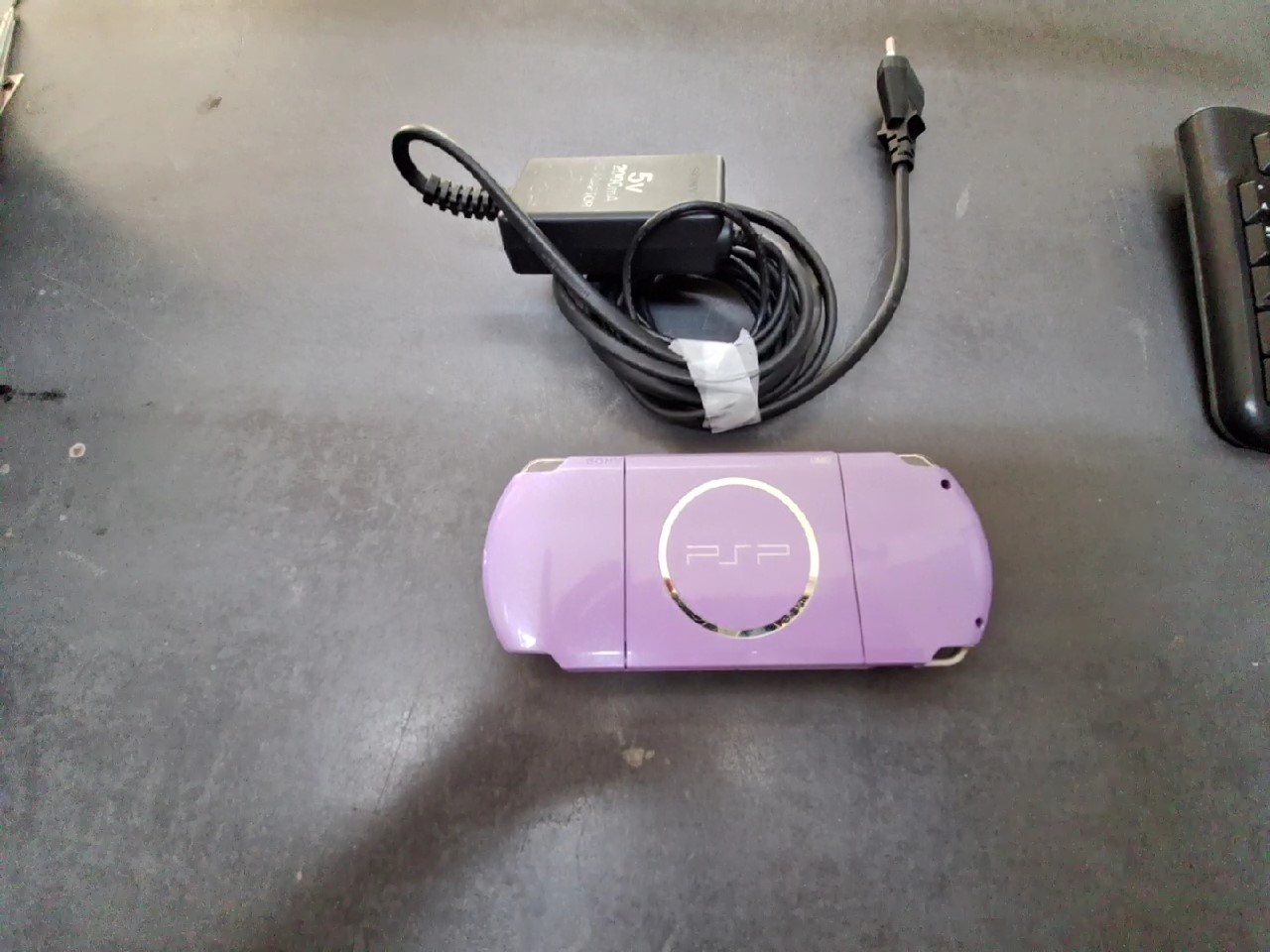 Sony PSP-3004 Lilac Purple, Handheld-Konsole inklusive Ladegerät und 5 Spielen als Set | Zustand: Gut | Farbe: Violet – Bild 3