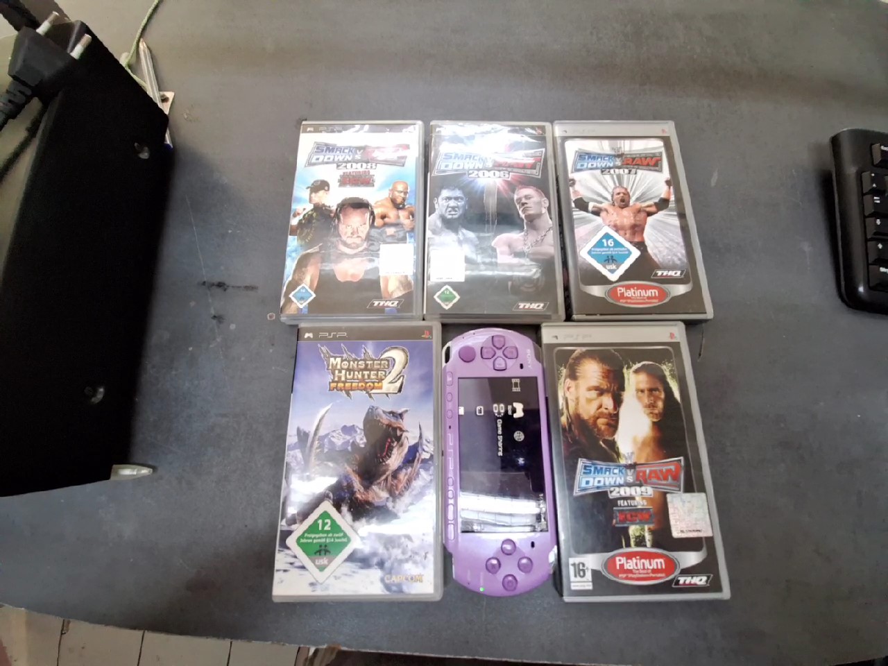 Sony PSP-3004 Lilac Purple, Handheld-Konsole inklusive Ladegerät und 5 Spielen als Set | Zustand: Gut | Farbe: Violet – Bild 4