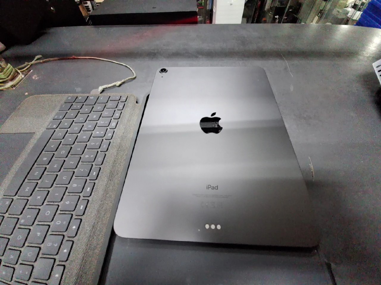 Apple iPad Air 4 64GB WiFi 2020, 10,9 Zoll, Space Grau, inkl. Logitech Tastatur als Geschenk. | Zustand: Gut – Bild 2