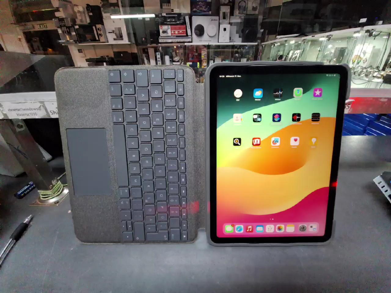 Apple iPad Air 4 64GB WiFi 2020, 10,9 Zoll, Space Grau, inkl. Logitech Tastatur als Geschenk. | Zustand: Gut – Bild 4
