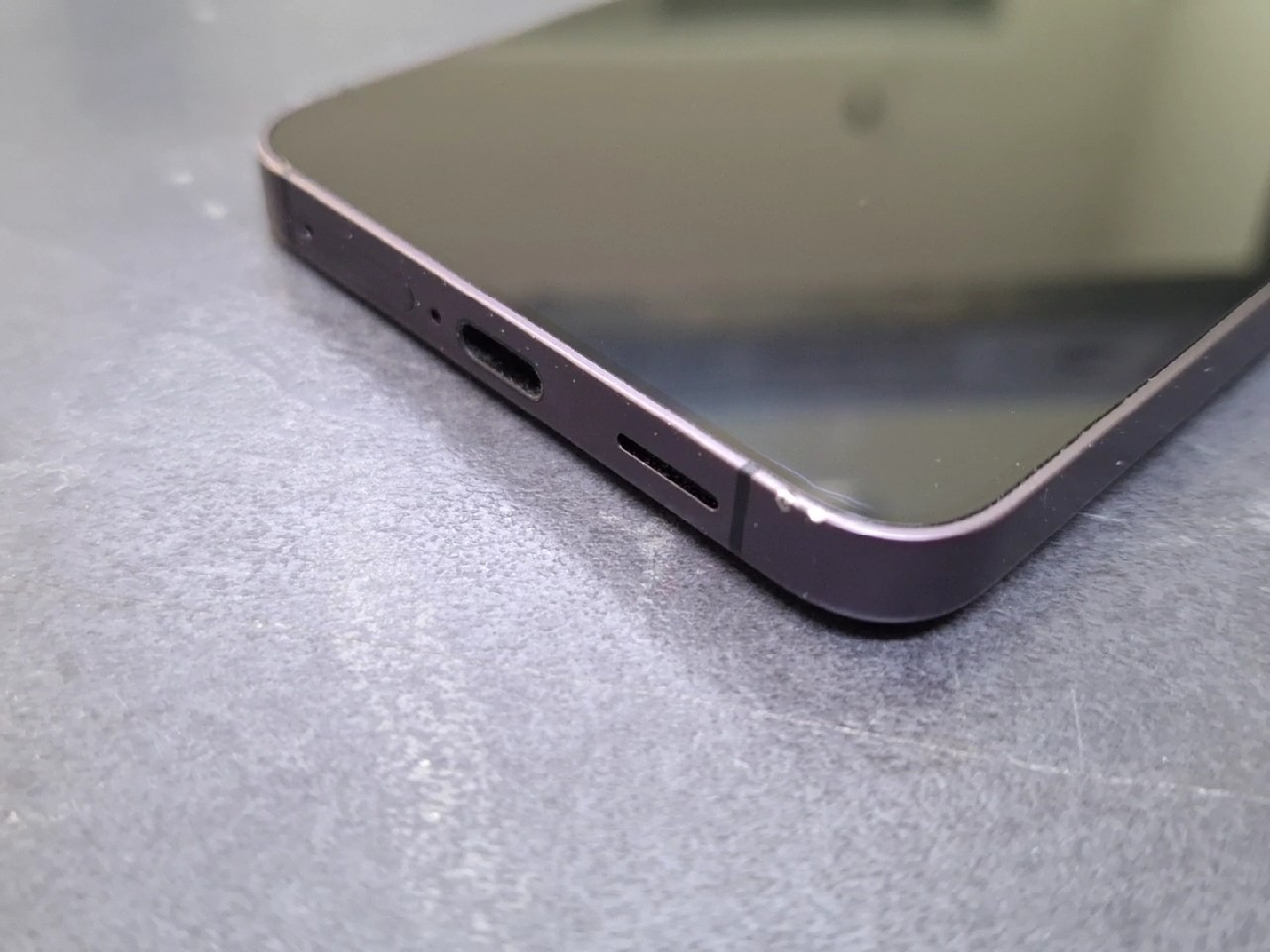 Samsung Galaxy S24 128GB, Gebrauchsspuren am Rahmen | SimLock: Frei | Zustand: Gut | Farbe: schwarz – Bild 2