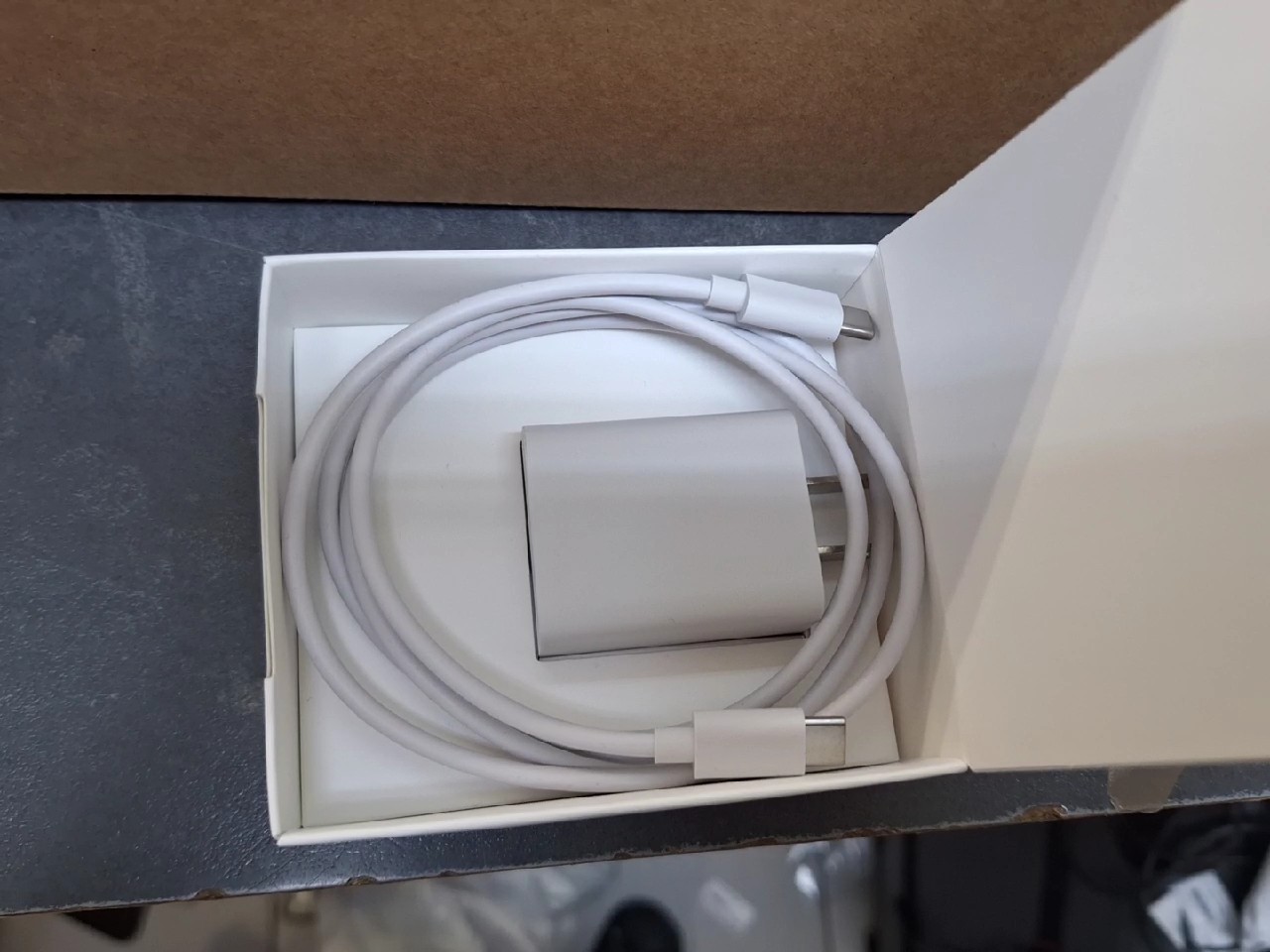 Meta Quest 2 128GB Weiß, Standalone VR-Headset, inkl. 2 Controller, Ladekabel, Netzteil mit US-Stecker (Adapter nötig), OVP | Zustand: Sehr Gut | Farbe: weiss – Bild 4