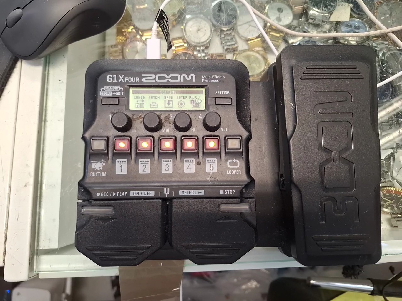 Zoom G1X FOUR Multi-Effektgerät Schwarz, Inkl. Netzteil, 70+ Effekte, 13 Amp-Modelle, Looper, Drum Machine, Expression-Pedal, Gebrauchsspuren | Zustand: Gut – Bild 2