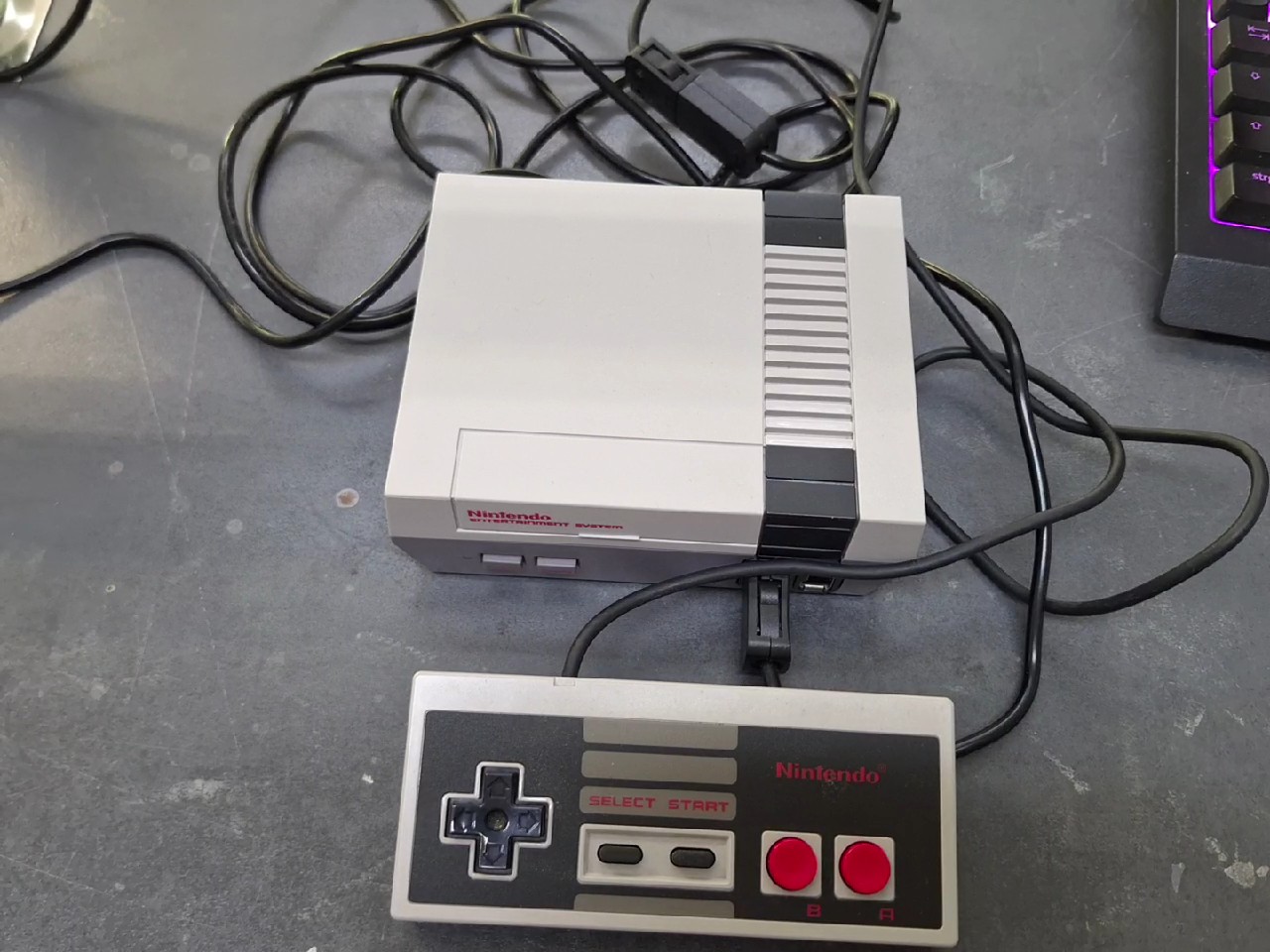 Nintendo Classic Mini NES 2016 Grau, Konsole mit 30 vorinstallierten Spielen, HDMI-Ausgang, Micro-USB Stromversorgung | Zustand: Sehr Gut | Farbe: grau – Bild 3