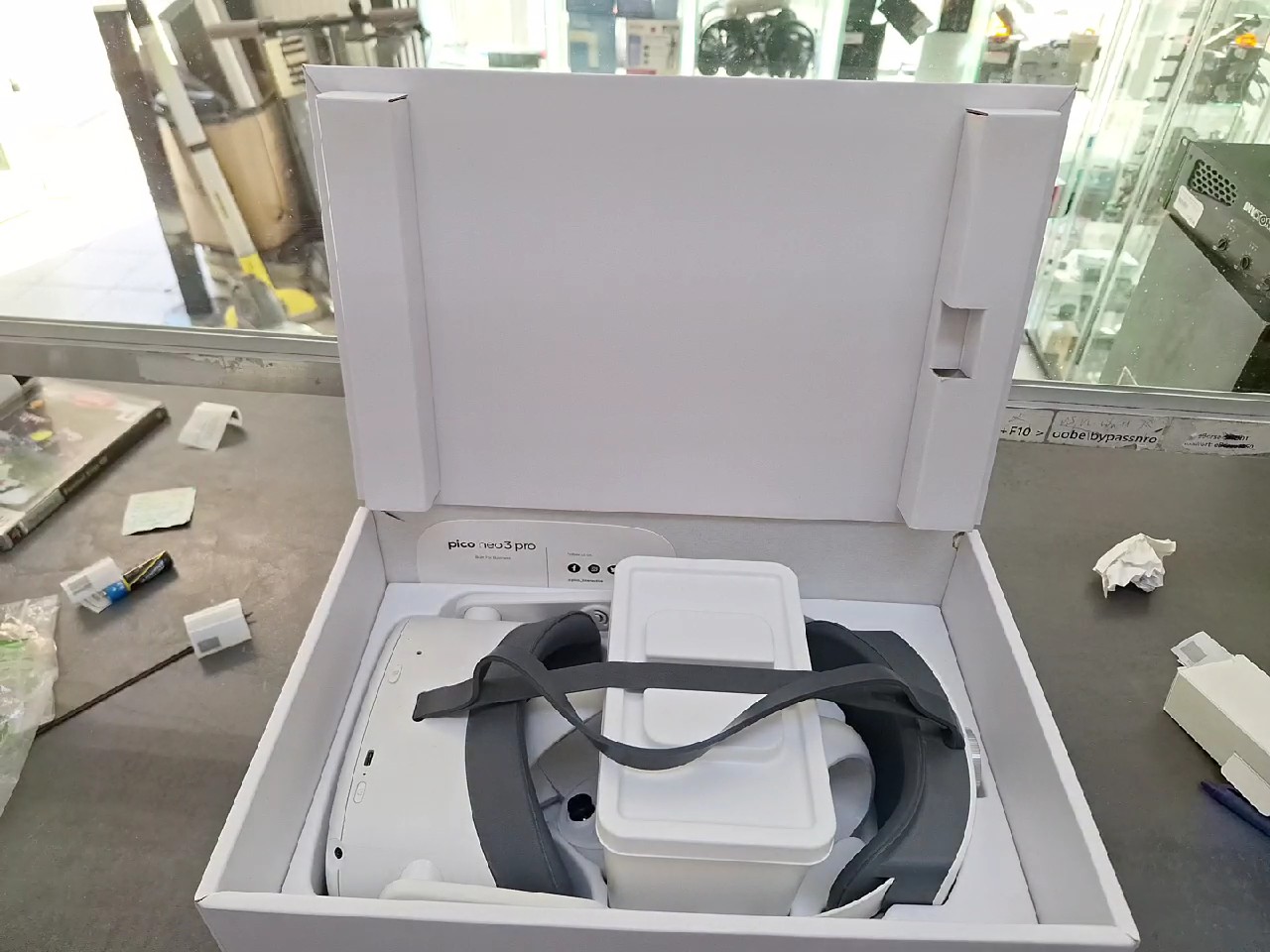 Pico Neo 3 Pro 256GB VR-Headset Weiß, Standalone VR-Brille für Unternehmen, 4K-Display, 90Hz, inkl. 2 Controller, in OVP | Zustand: Gut | Farbe: weiss – Bild 2