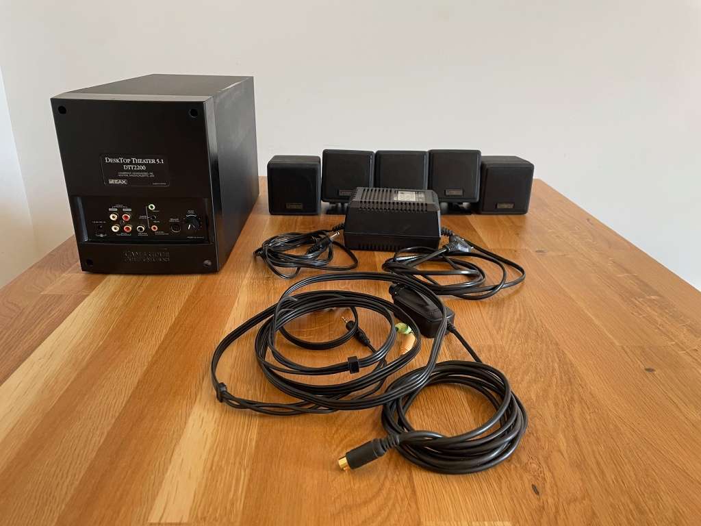 Cambridge SoundWorks DTT2200 2000 Schwarz, 5.1 Desktop Theatre Surround-Sound-System mit Subwoofer und fünf Satellitenlautsprechern. | Zustand: Gut
