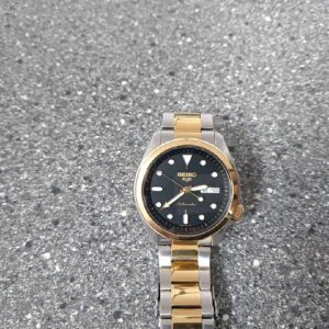 Seiko 5 Automatic Two-Tone, Automatikwerk, schwarzes Zifferblatt, zweifarbiges Edelstahlarmband, Tag | Datum. | Zustand: Sehr Gut | Farbe: silber