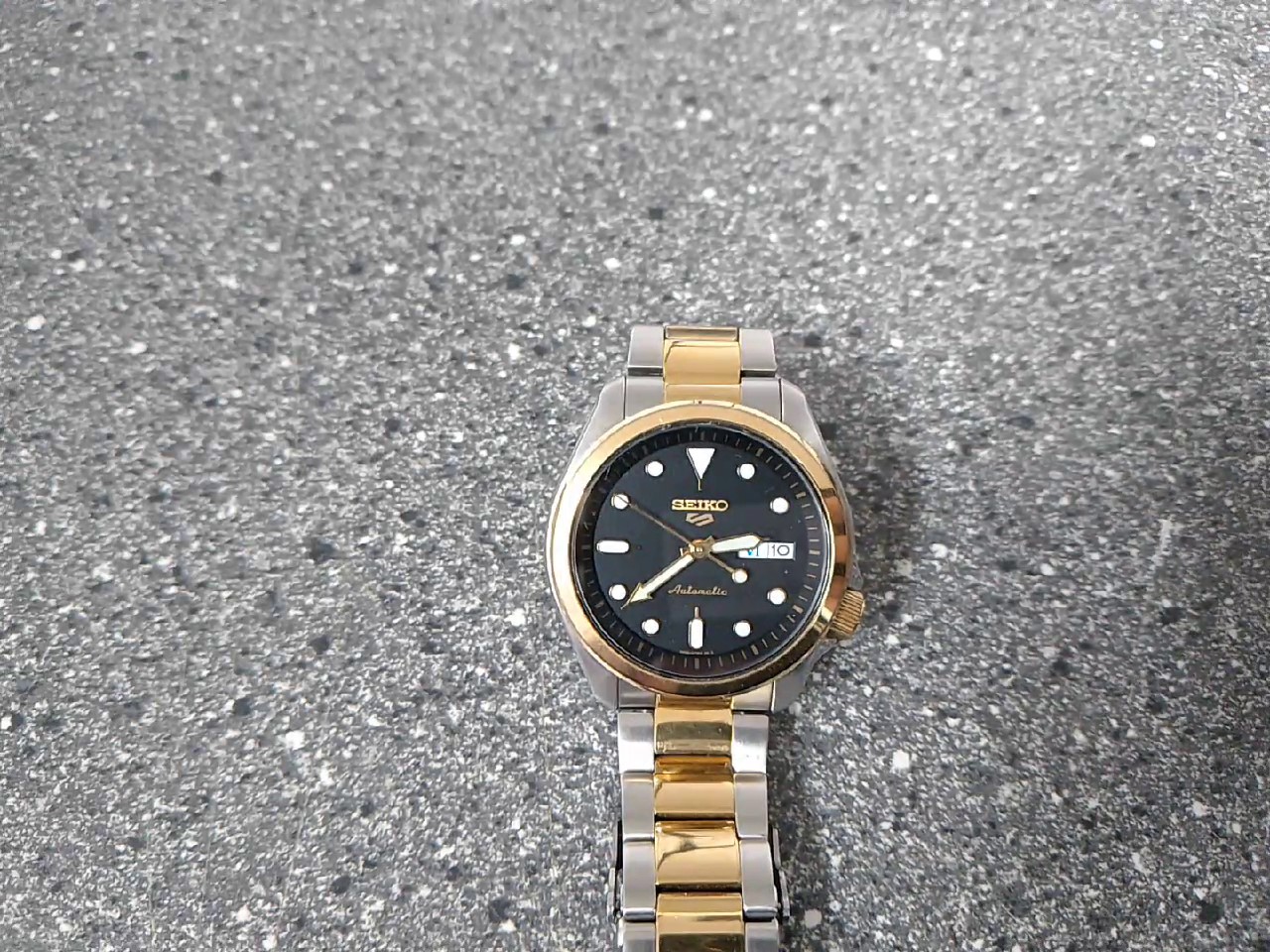 Seiko 5 Automatic Two-Tone, Automatikwerk, schwarzes Zifferblatt, zweifarbiges Edelstahlarmband, Tag | Datum. | Zustand: Sehr Gut | Farbe: silber