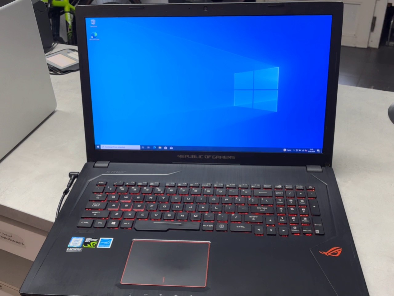 Asus ROG Strix GL553VD i7-7700HQ, Gaming Laptop mit 24GB RAM, Intel Core i7-7700HQ, NVIDIA GeForce GTX 1050, 256GB SSD + 1TB HDD | Zustand: Gut – Bild 3
