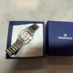 Swarovski Damen Uhr (vermutlich Octea/Matrix), Damenarmbanduhr mit achteckigem Gehäuse und Metallarmband, in Originalverpackung (OVP). | Zustand: Sehr Gut | Farbe: silber