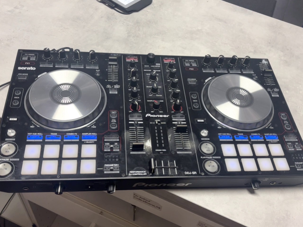 Pioneer DDJ-SR DJ Controller Schwarz, 2-Kanal DJ-Controller für Serato DJ mit Performance-Pads und großen Jogeels, inklusive Tasche. | Zustand: In Ordnung – Bild 2
