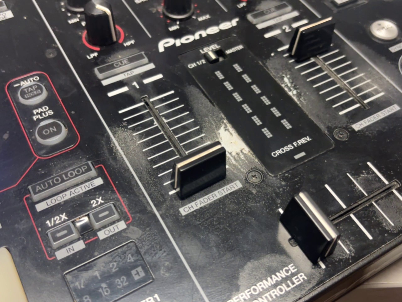 Pioneer DDJ-SR DJ Controller Schwarz, 2-Kanal DJ-Controller für Serato DJ mit Performance-Pads und großen Jogeels, inklusive Tasche. | Zustand: In Ordnung – Bild 3