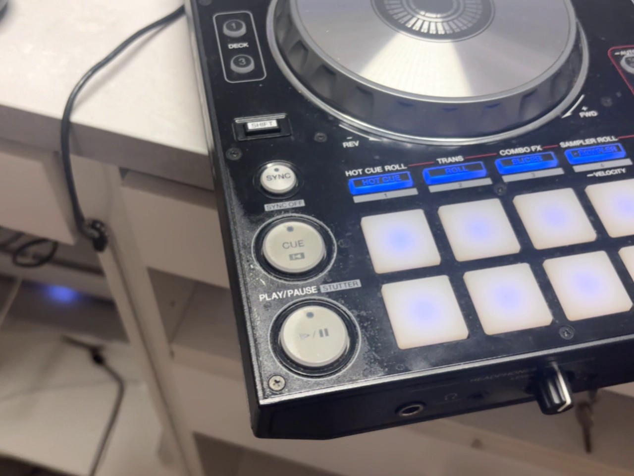 Pioneer DDJ-SR DJ Controller Schwarz, 2-Kanal DJ-Controller für Serato DJ mit Performance-Pads und großen Jogeels, inklusive Tasche. | Zustand: In Ordnung – Bild 4