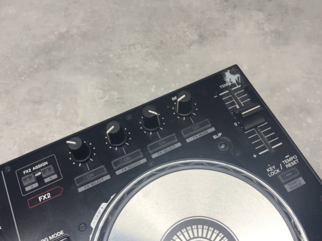 Pioneer DDJ-SR DJ Controller Schwarz, 2-Kanal DJ-Controller für Serato DJ mit Performance-Pads und großen Jogeels, inklusive Tasche. | Zustand: In Ordnung – Bild 5