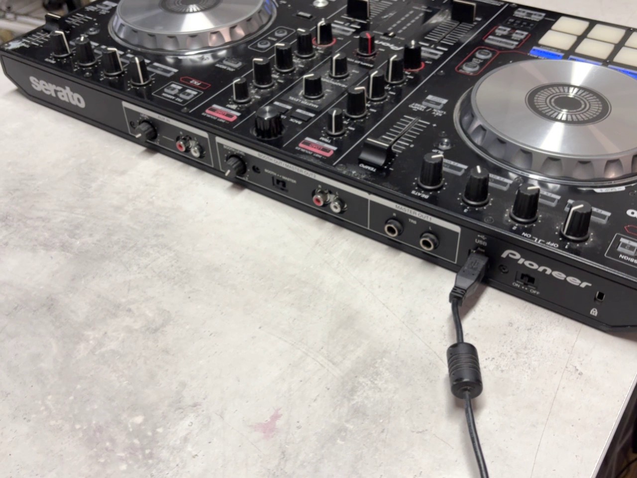Pioneer DDJ-SR DJ Controller Schwarz, 2-Kanal DJ-Controller für Serato DJ mit Performance-Pads und großen Jogeels, inklusive Tasche. | Zustand: In Ordnung – Bild 6