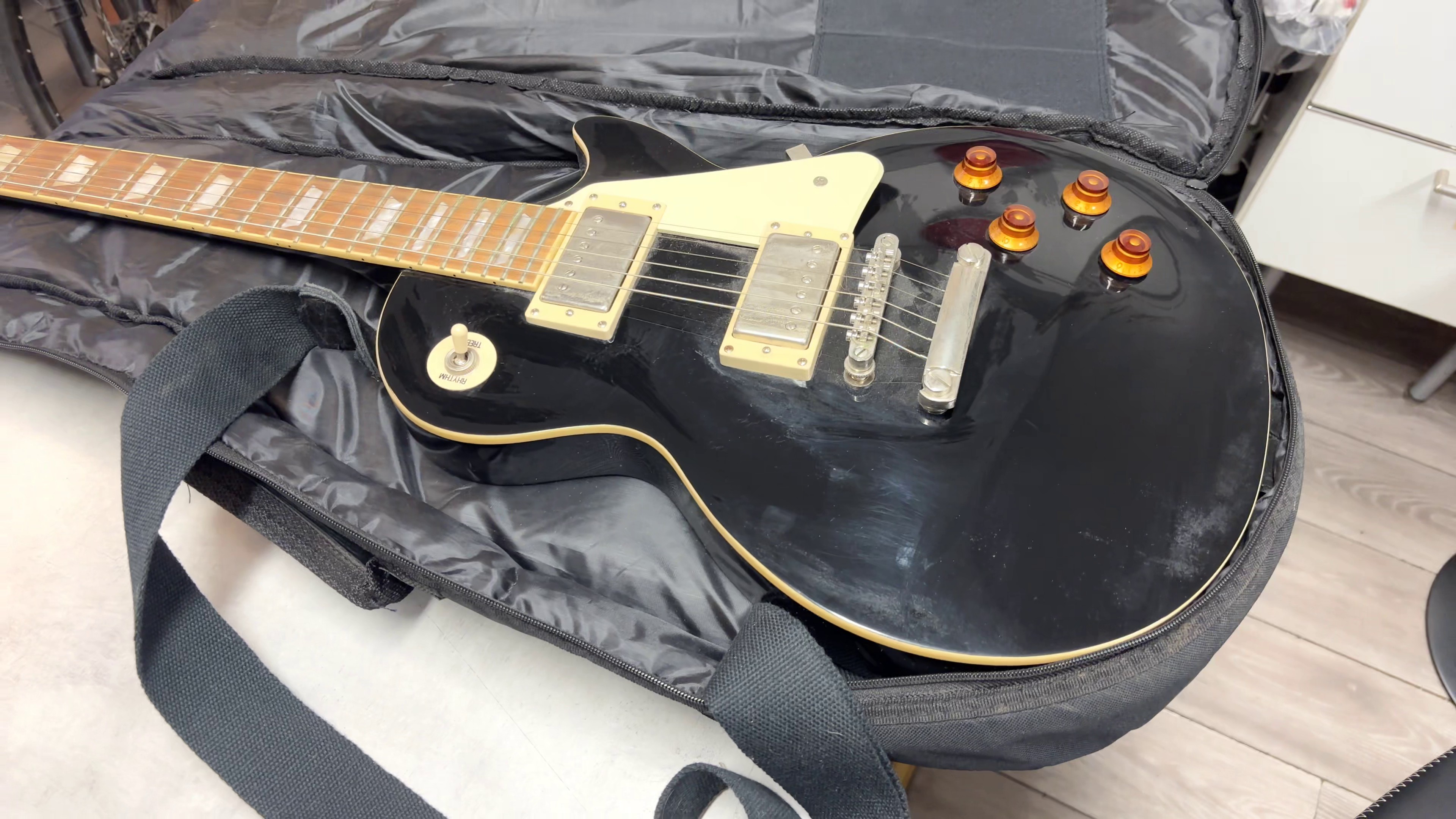 Epiphone Les Paul Standard Schwarz, Klassische E-Gitarre mit massivem Mahagoni-Korpus und Ahorn-Decke, bekannt für ihren fetten Rock-Sound. | Zustand: Gut
