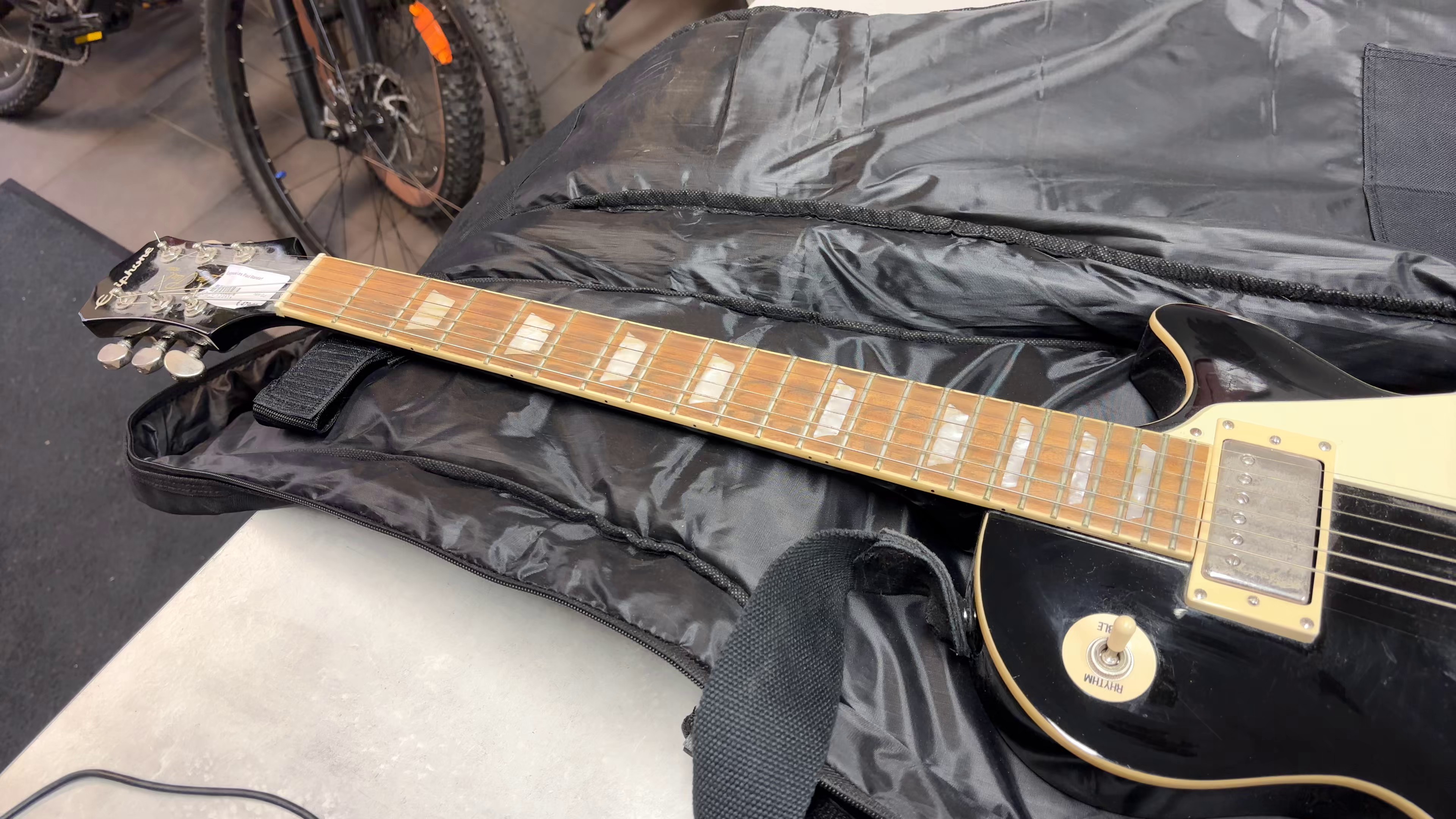 Epiphone Les Paul Standard Schwarz, Klassische E-Gitarre mit massivem Mahagoni-Korpus und Ahorn-Decke, bekannt für ihren fetten Rock-Sound. | Zustand: Gut – Bild 2