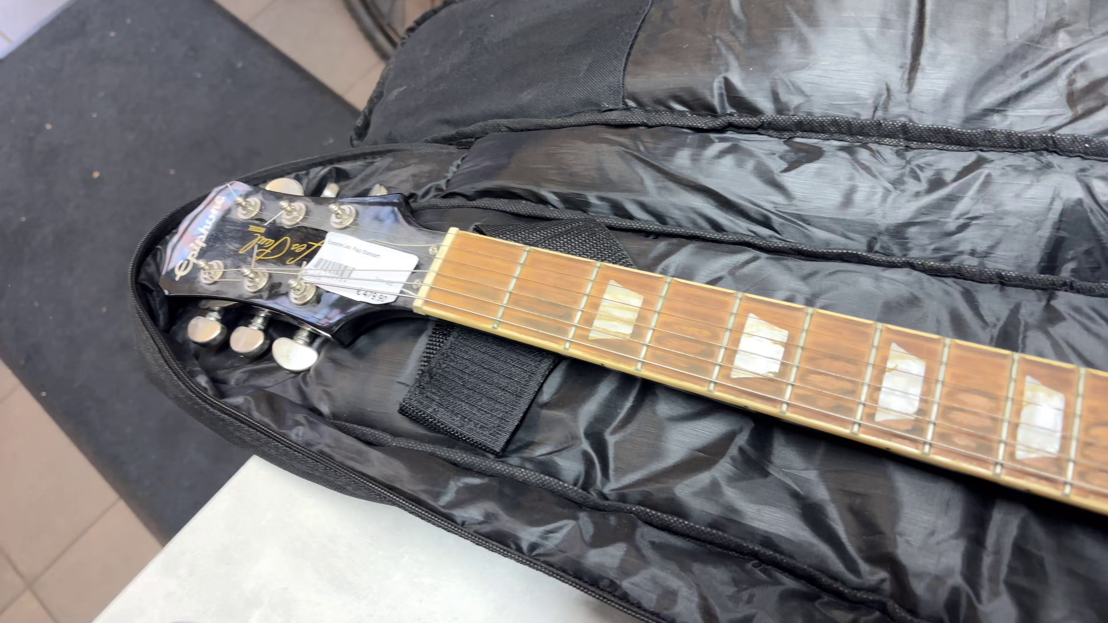 Epiphone Les Paul Standard Schwarz, Klassische E-Gitarre mit massivem Mahagoni-Korpus und Ahorn-Decke, bekannt für ihren fetten Rock-Sound. | Zustand: Gut – Bild 3