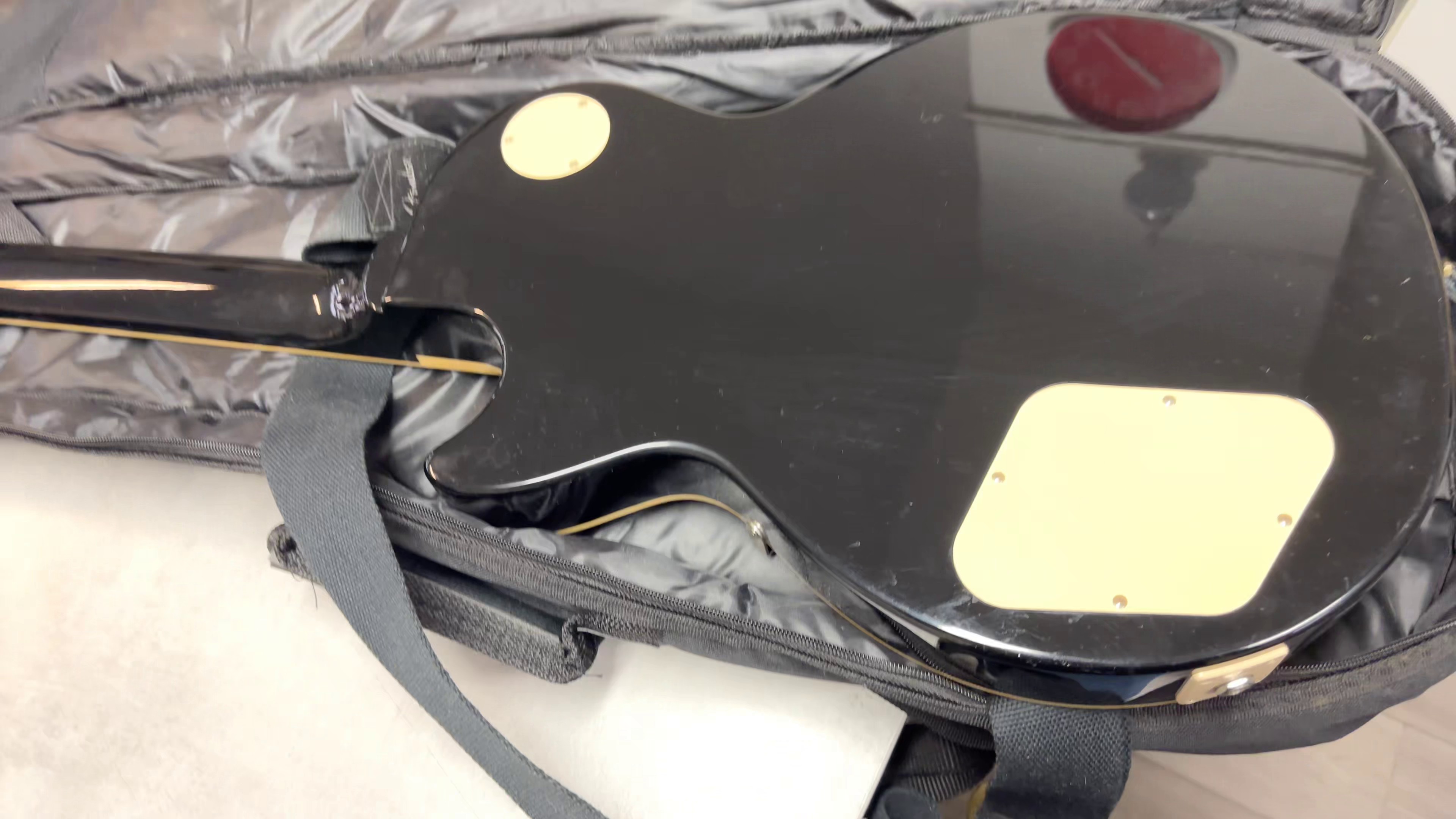 Epiphone Les Paul Standard Schwarz, Klassische E-Gitarre mit massivem Mahagoni-Korpus und Ahorn-Decke, bekannt für ihren fetten Rock-Sound. | Zustand: Gut – Bild 4