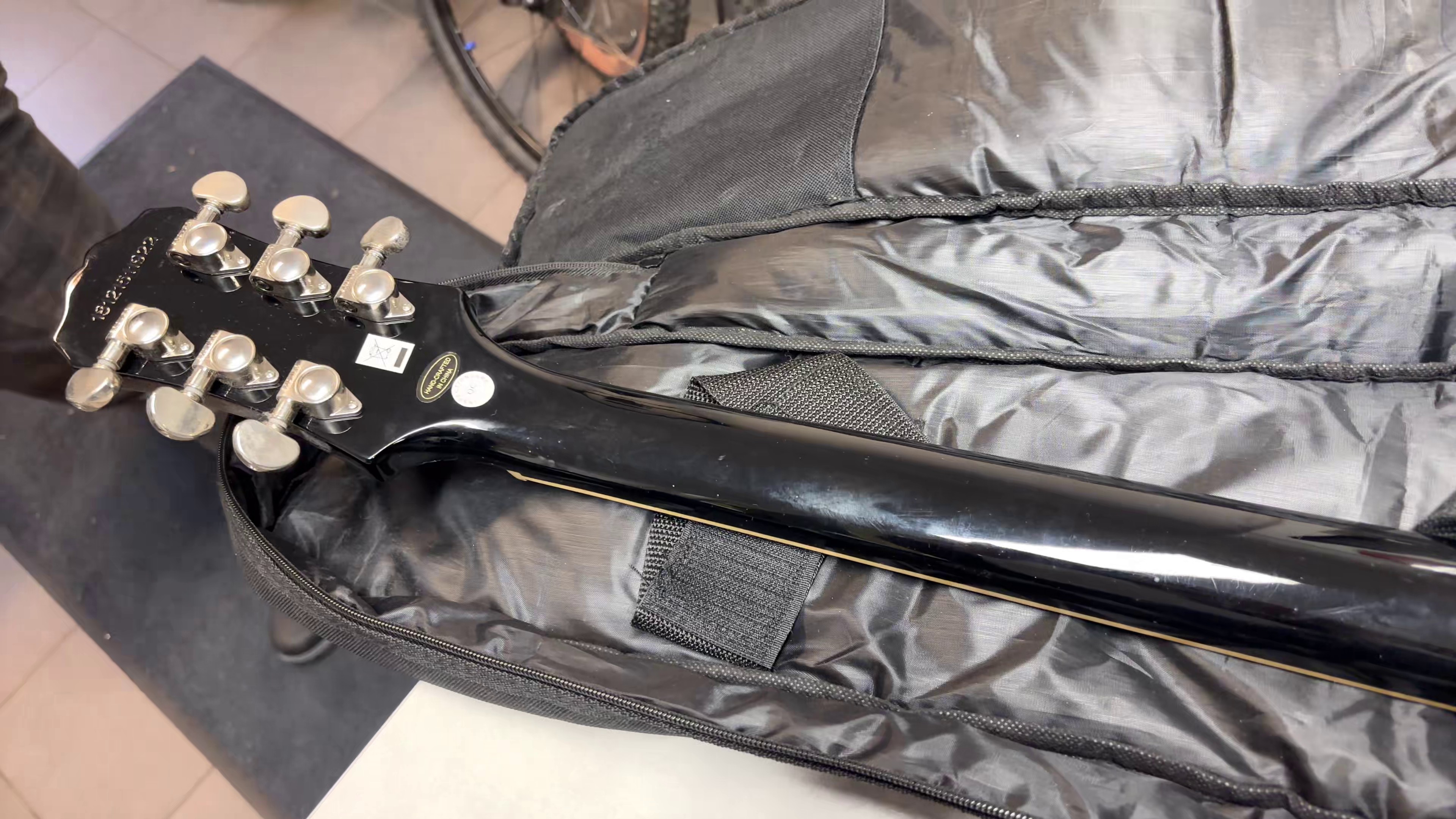 Epiphone Les Paul Standard Schwarz, Klassische E-Gitarre mit massivem Mahagoni-Korpus und Ahorn-Decke, bekannt für ihren fetten Rock-Sound. | Zustand: Gut – Bild 5