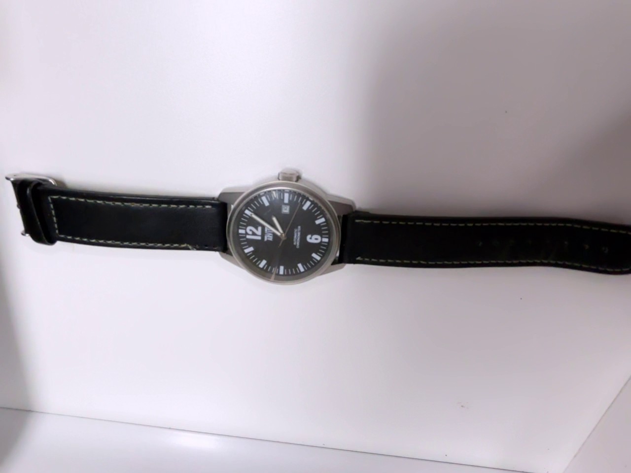 Arvis Automatic Chronometer, Herrenuhr mit schwarzem Zifferblatt, Automatikwerk, Datum, schwarzem Lederband, leichte Kratzer. | Zustand: Gut
