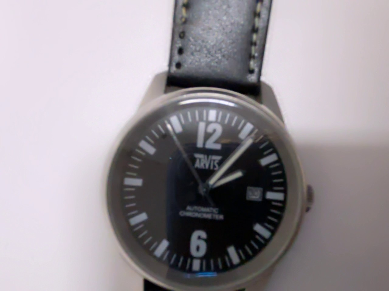 Arvis Automatic Chronometer, Herrenuhr mit schwarzem Zifferblatt, Automatikwerk, Datum, schwarzem Lederband, leichte Kratzer. | Zustand: Gut – Bild 2