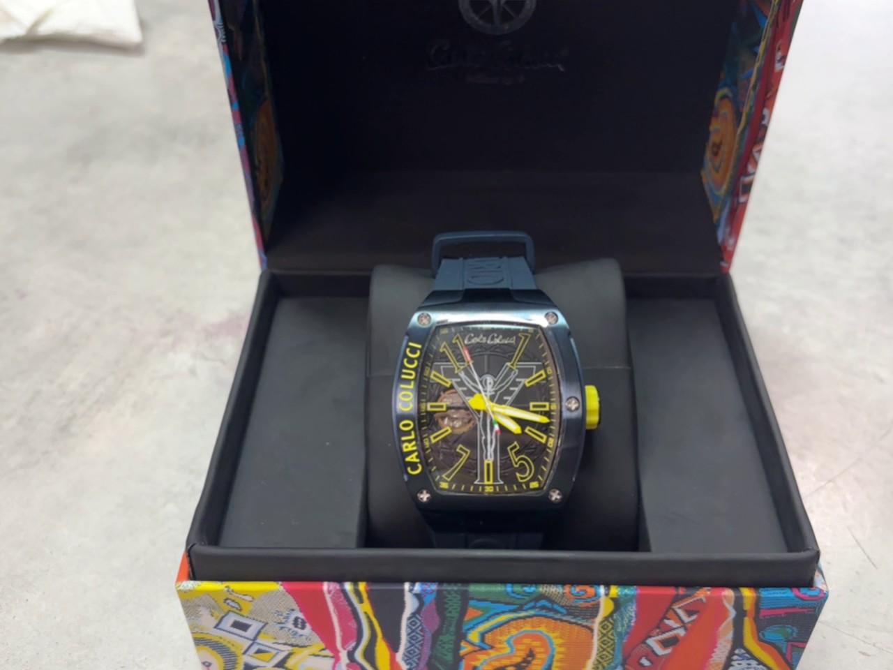 Carlo Colucci CC100 Automatikuhr, Herrenuhr mit Tonneau-Gehäuse, Skelett-Zifferblatt, Silikonarmband, inkl. Originalverpackung. | Zustand: Neu | Farbe: schwarz – Bild 2