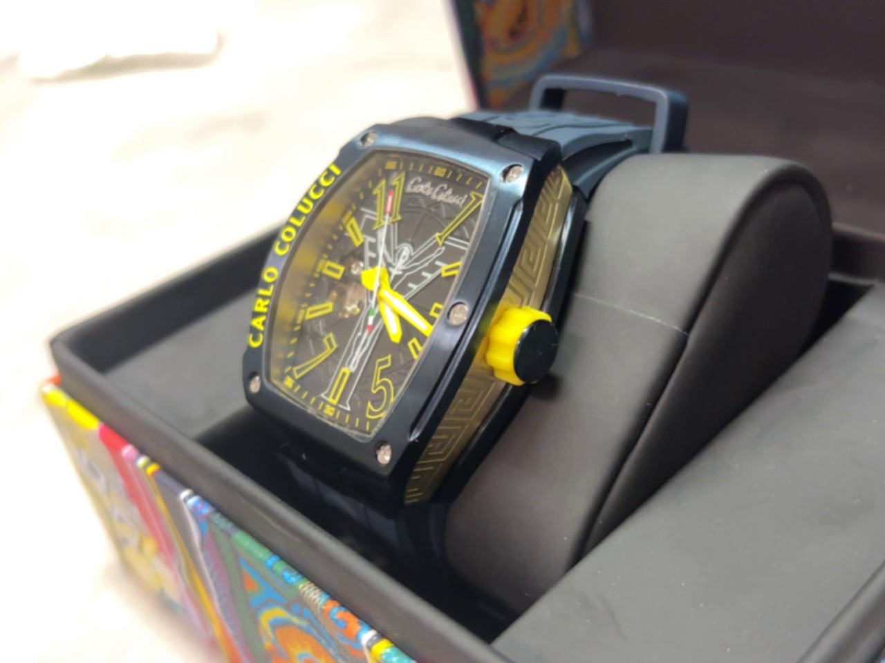 Carlo Colucci CC100 Automatikuhr, Herrenuhr mit Tonneau-Gehäuse, Skelett-Zifferblatt, Silikonarmband, inkl. Originalverpackung. | Zustand: Neu | Farbe: schwarz – Bild 3