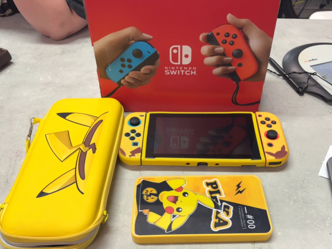 Nintendo Switch Pikachu Edition Set, Konsole mit Pikachu-Skin, gelbe Pikachu-Tasche und Spielkarten-Etui, inkl. Originalverpackung | Zustand:: Sehr Gut | Farbe: schwarz – Bild 2