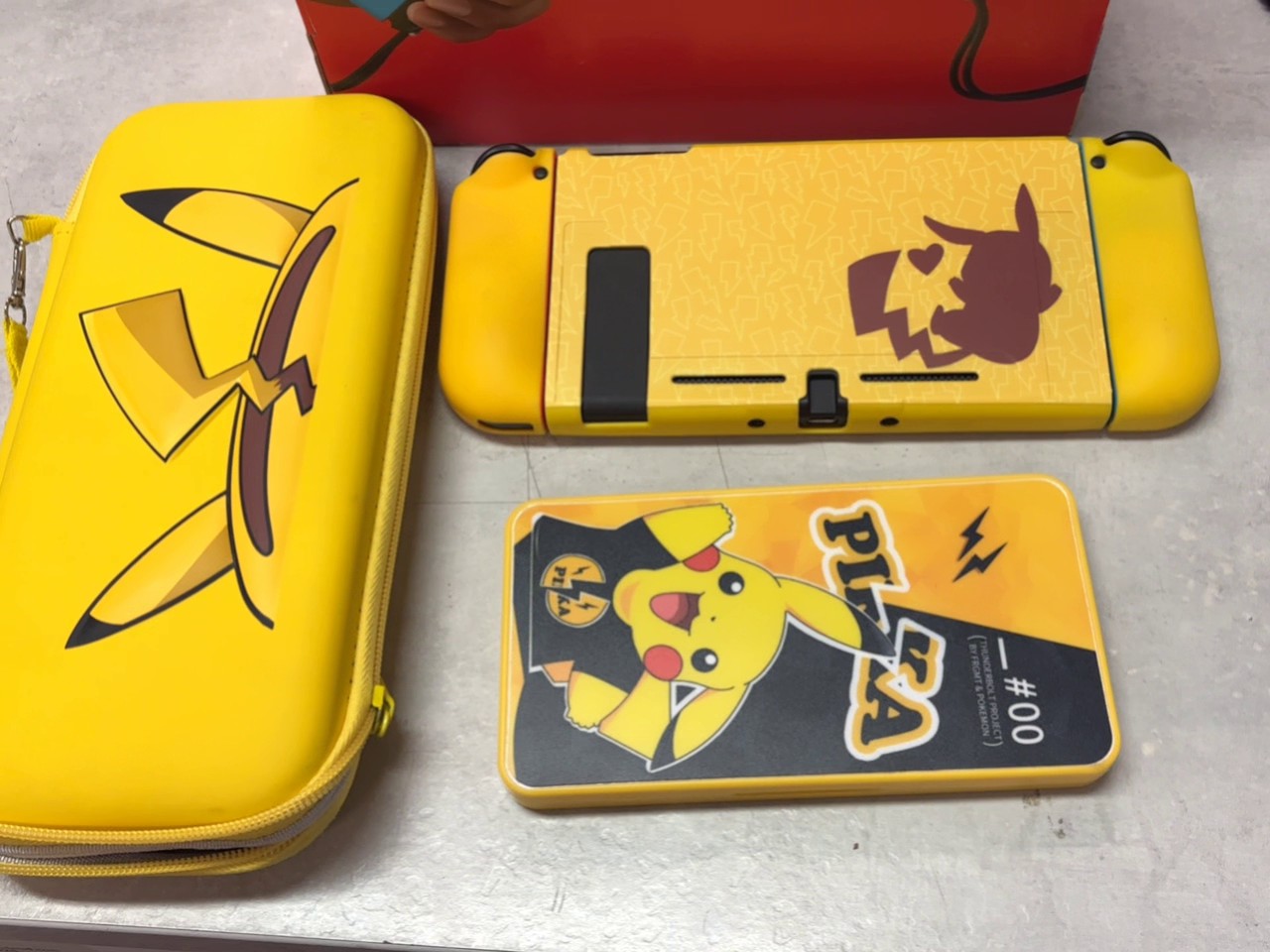 Nintendo Switch Pikachu Edition Set, Konsole mit Pikachu-Skin, gelbe Pikachu-Tasche und Spielkarten-Etui, inkl. Originalverpackung | Zustand:: Sehr Gut | Farbe: schwarz – Bild 3