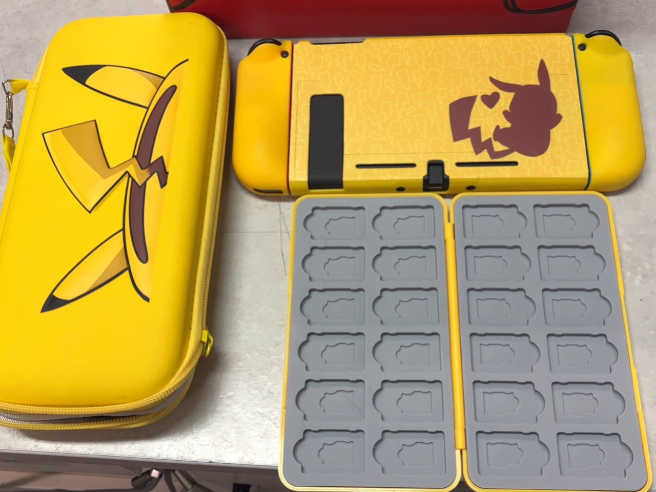 Nintendo Switch Pikachu Edition Set, Konsole mit Pikachu-Skin, gelbe Pikachu-Tasche und Spielkarten-Etui, inkl. Originalverpackung | Zustand:: Sehr Gut | Farbe: schwarz – Bild 4