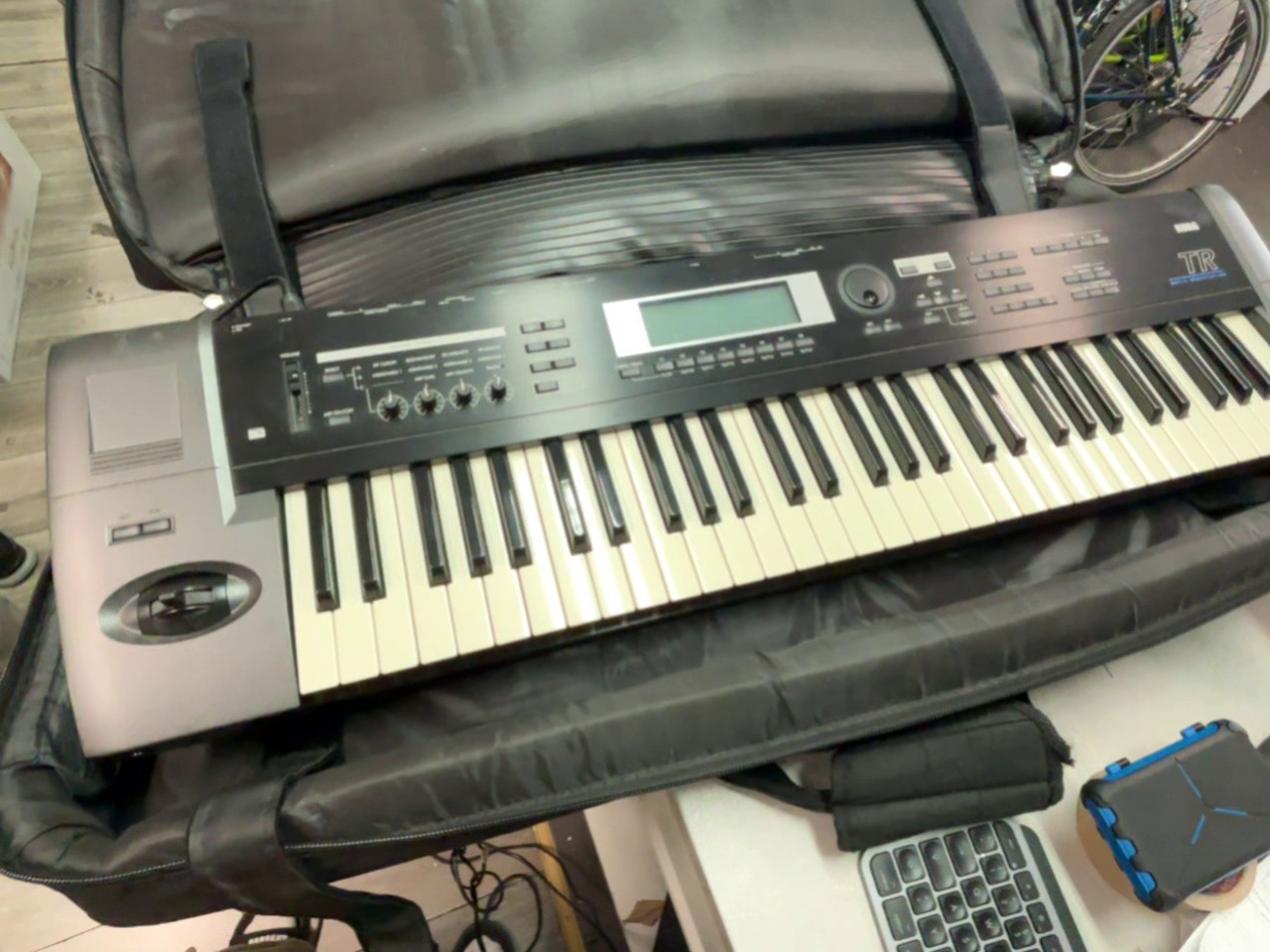 Korg TR61 Music Workstation, Professioneller Synthesizer mit 61 anschlagdynamischen Tasten, Aftertouch, Sequenzer und Tasche. | Zustand: Gut – Bild 2