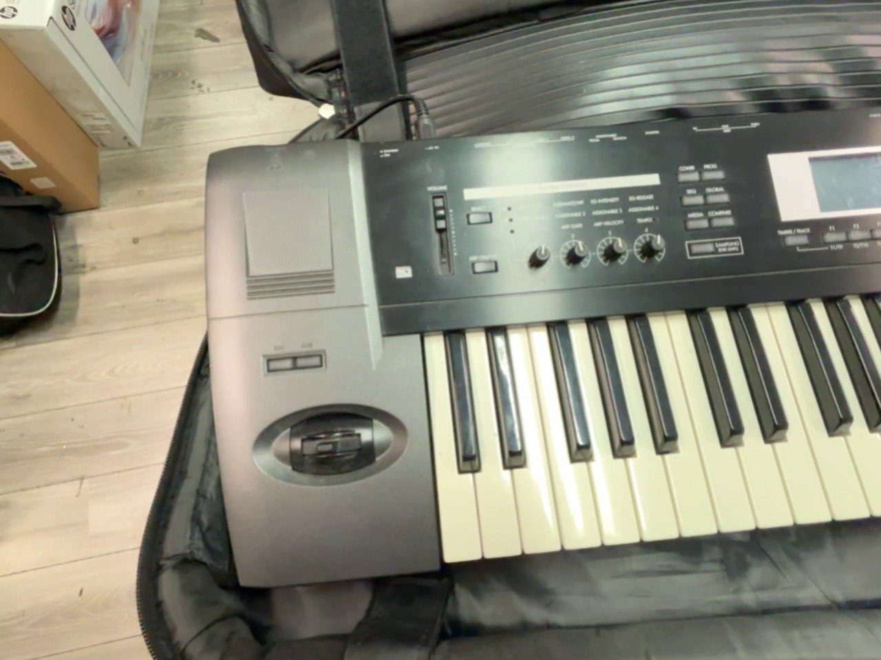 Korg TR61 Music Workstation, Professioneller Synthesizer mit 61 anschlagdynamischen Tasten, Aftertouch, Sequenzer und Tasche. | Zustand: Gut – Bild 3