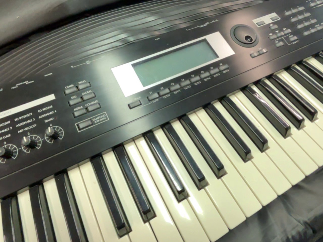 Korg TR61 Music Workstation, Professioneller Synthesizer mit 61 anschlagdynamischen Tasten, Aftertouch, Sequenzer und Tasche. | Zustand: Gut – Bild 4