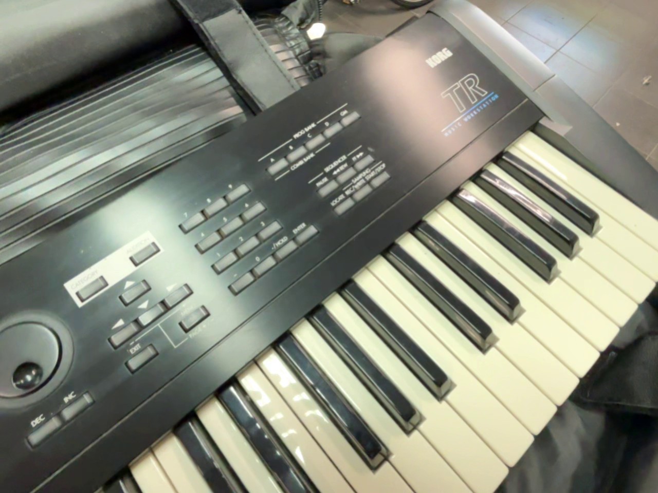 Korg TR61 Music Workstation, Professioneller Synthesizer mit 61 anschlagdynamischen Tasten, Aftertouch, Sequenzer und Tasche. | Zustand: Gut – Bild 5