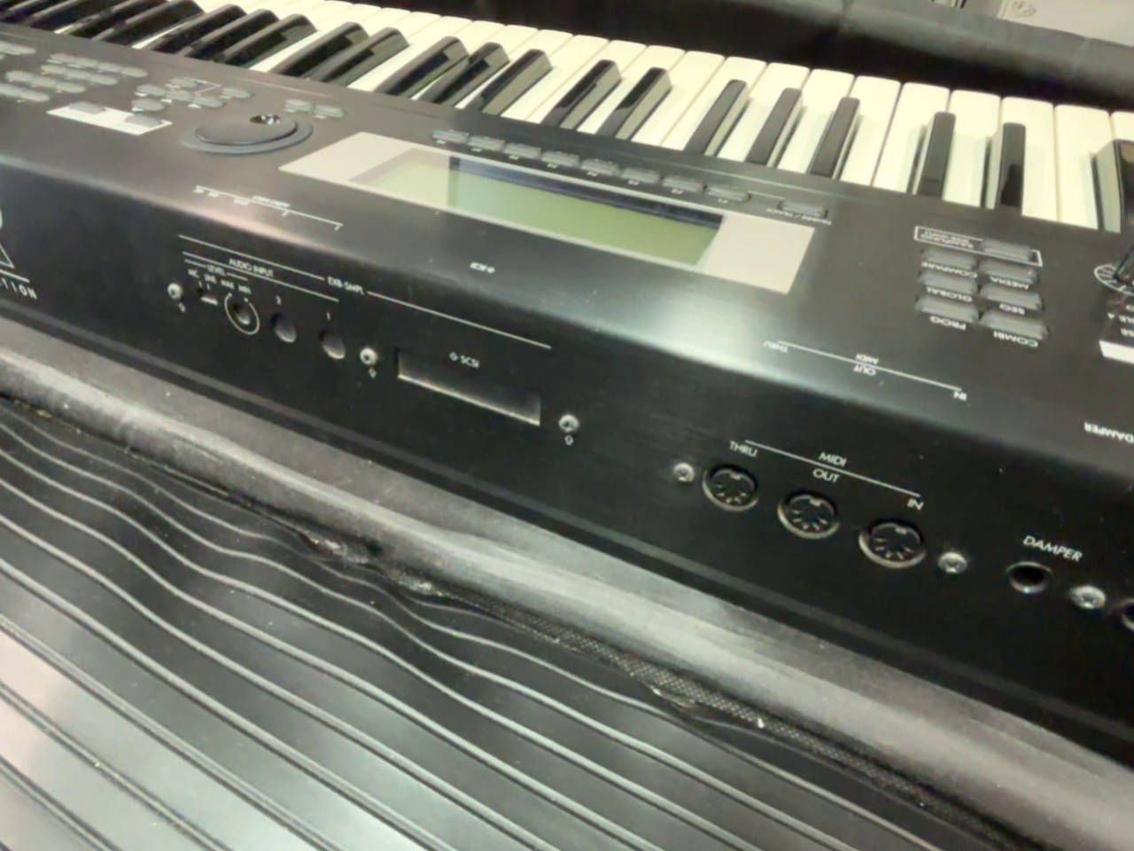 Korg TR61 Music Workstation, Professioneller Synthesizer mit 61 anschlagdynamischen Tasten, Aftertouch, Sequenzer und Tasche. | Zustand: Gut – Bild 7
