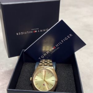 Tommy Hilfiger Damenuhr Gold, Elegante Armbanduhr in Gold mit geriffelter Lünette, inklusive Originalverpackung (OVP). | Zustand: Sehr Gut | Farbe: gold