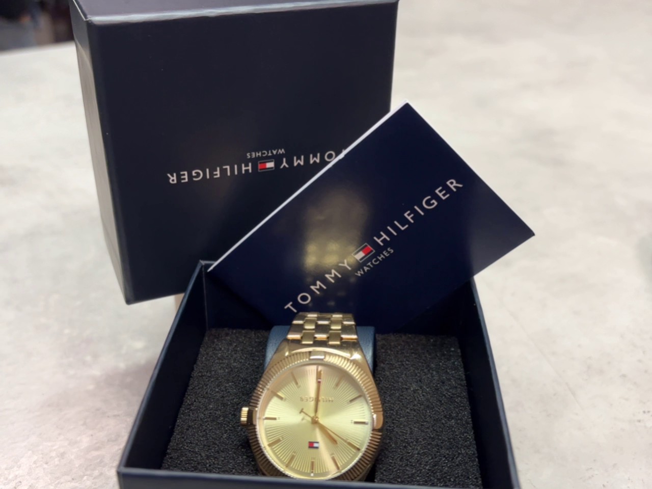 Tommy Hilfiger Damenuhr Gold, Elegante Armbanduhr in Gold mit geriffelter Lünette, inklusive Originalverpackung (OVP). | Zustand: Sehr Gut | Farbe: gold