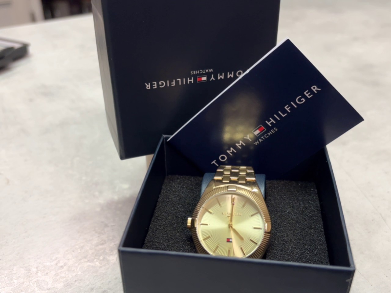 Tommy Hilfiger Damenuhr Gold, Elegante Armbanduhr in Gold mit geriffelter Lünette, inklusive Originalverpackung (OVP). | Zustand: Sehr Gut | Farbe: gold – Bild 2