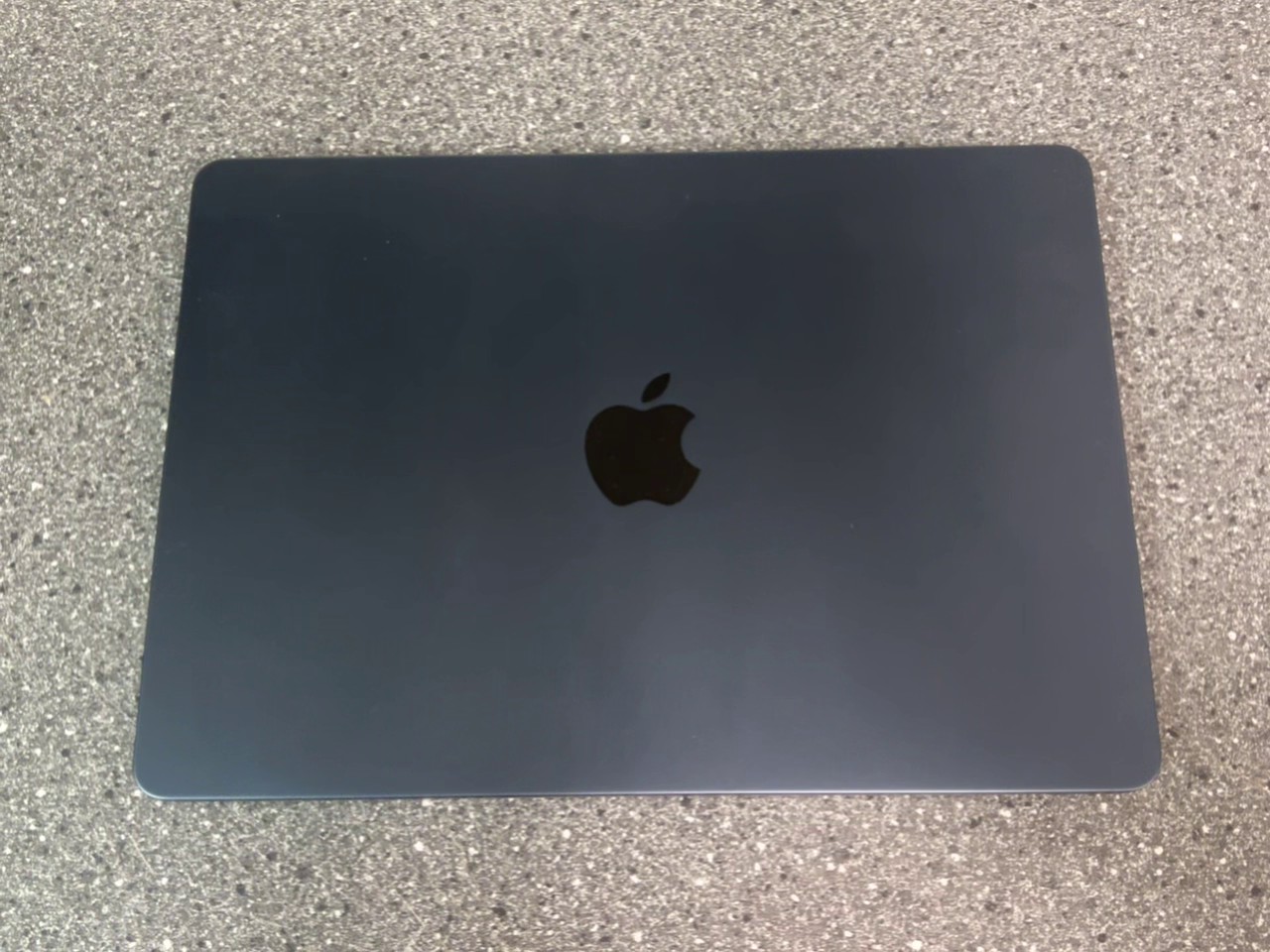 Apple MacBook Air M3 2024 Mitternacht, 16GB RAM, 256GB SSD, 27 Ladezyklen, inkl. originalem Ladekabel, ohne Netzteil | Zustand: Sehr Gut