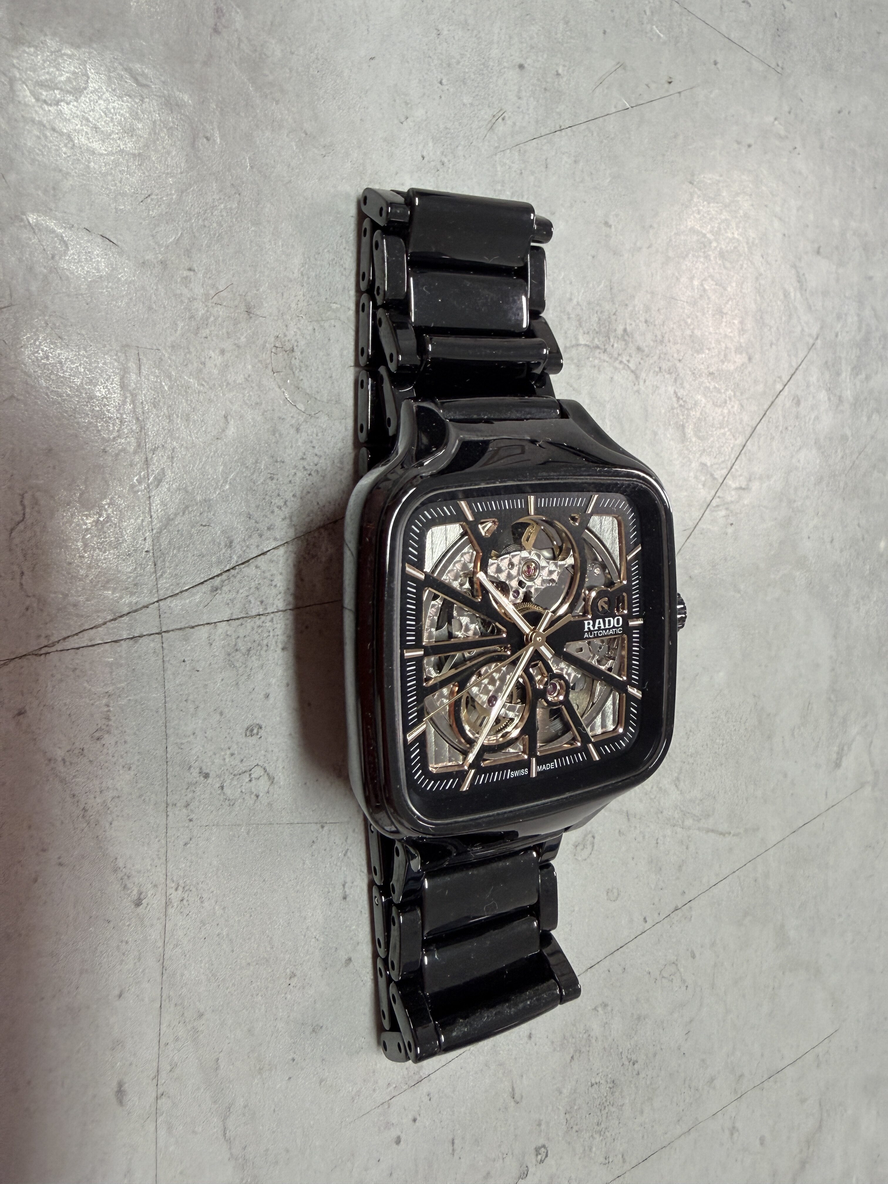 Rado True Square Automatic Open Heart Black, 38 mm Gehäuse aus schwarzer High-Tech-Keramik, Automatikwerk Kaliber R734, 80 Stunden Gangreserve | Zustand: Gut | Farbe: schwarz – Bild 2