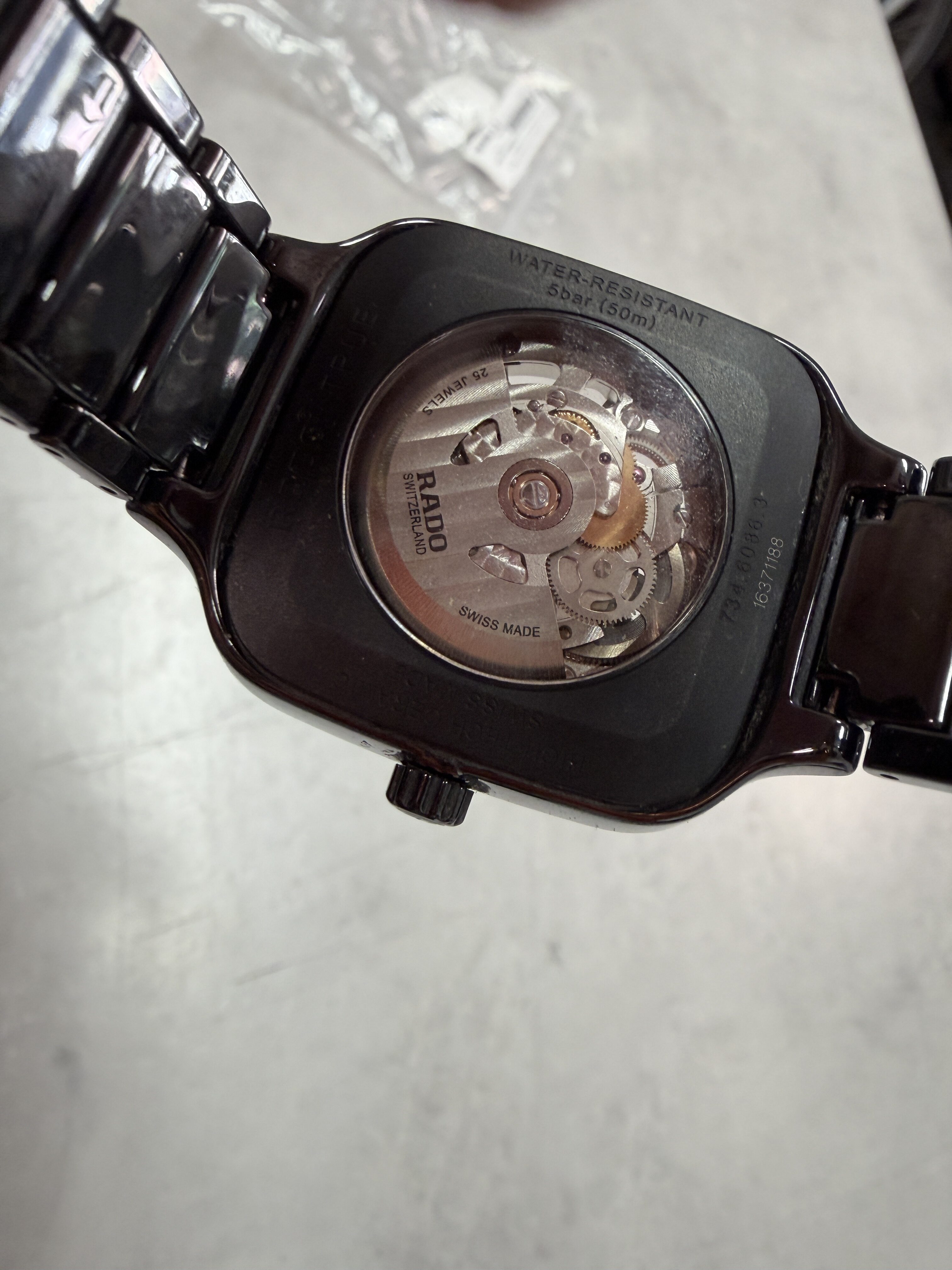 Rado True Square Automatic Open Heart Black, 38 mm Gehäuse aus schwarzer High-Tech-Keramik, Automatikwerk Kaliber R734, 80 Stunden Gangreserve | Zustand: Gut | Farbe: schwarz – Bild 4