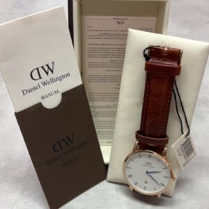 Daniel Wellington Dapper 38mm Roségold, Herrenuhr mit weißem Zifferblatt, Datumsanzeige, blauen Zeigern und braunem Lederarmband. | Zustand: Neu | Farbe: Gold | Braun