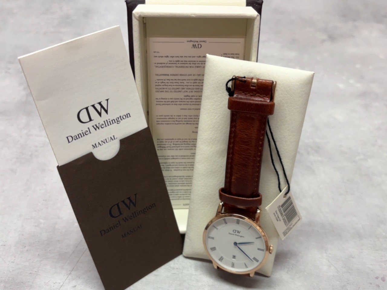 Daniel Wellington Dapper 38mm Roségold, Herrenuhr mit weißem Zifferblatt, Datumsanzeige, blauen Zeigern und braunem Lederarmband. | Zustand: Neu | Farbe: Gold | Braun – Bild 2