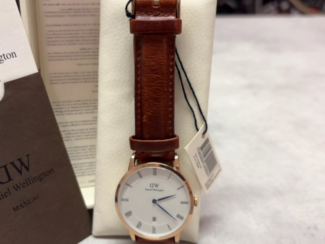 Daniel Wellington Dapper 38mm Roségold, Herrenuhr mit weißem Zifferblatt, Datumsanzeige, blauen Zeigern und braunem Lederarmband. | Zustand: Neu | Farbe: Gold | Braun – Bild 3