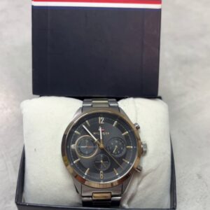 Tommy Hilfiger 1791944 Bicolor Herrenuhr, Elegante Herren-Armbanduhr mit Chronograph, schwarzes Zifferblatt, EdelstahLadegerätehäuse, inklusive OVP. | Zustand: Gut | Farbe: schwarz