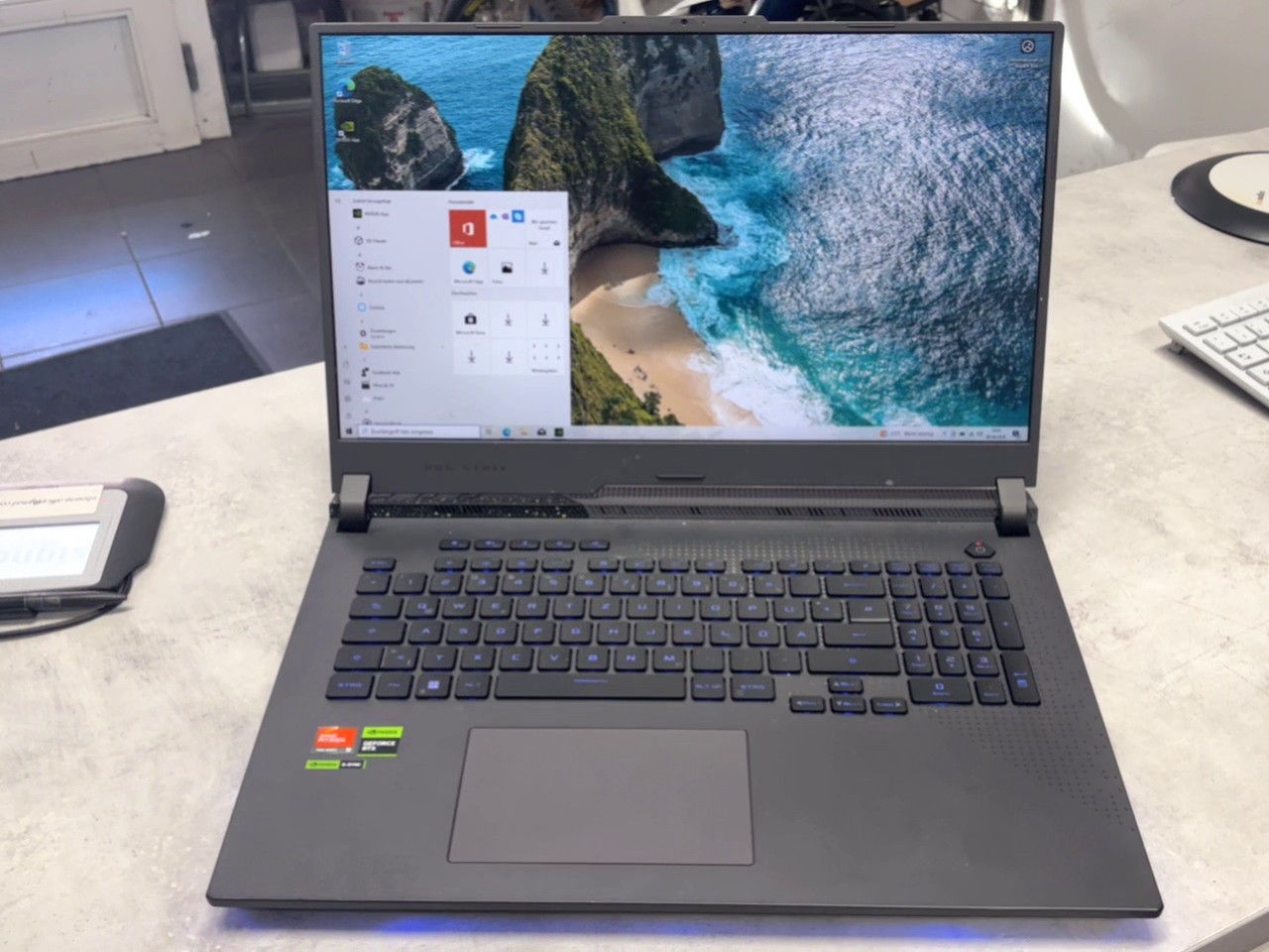 ASUS ROG Strix G17 (2023), Ryzen 9 7940HX, 16GB RAM, 1TB SSD, GeForce RTX 4060 8GB , DE-Layout | Zustand: Sehr Gut – Bild 2