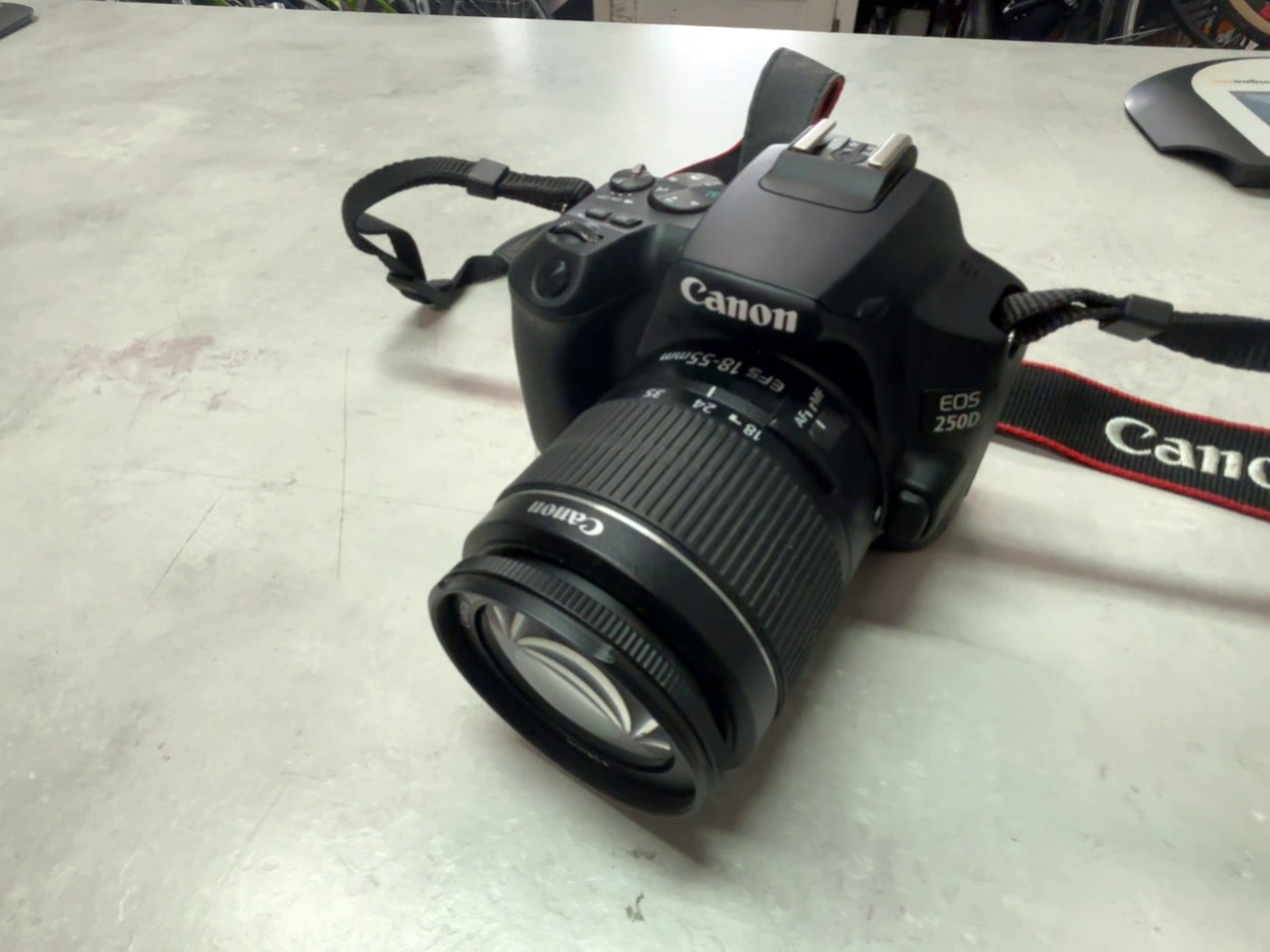 Canon EOS 250D mit EF-S 18-55mm III, Schwarz, Digitale Spiegelreflexkamera, inkl. 1x Akku, ohne Ladegerät, gebrauchter Zustand | Zustand: Gut – Bild 2