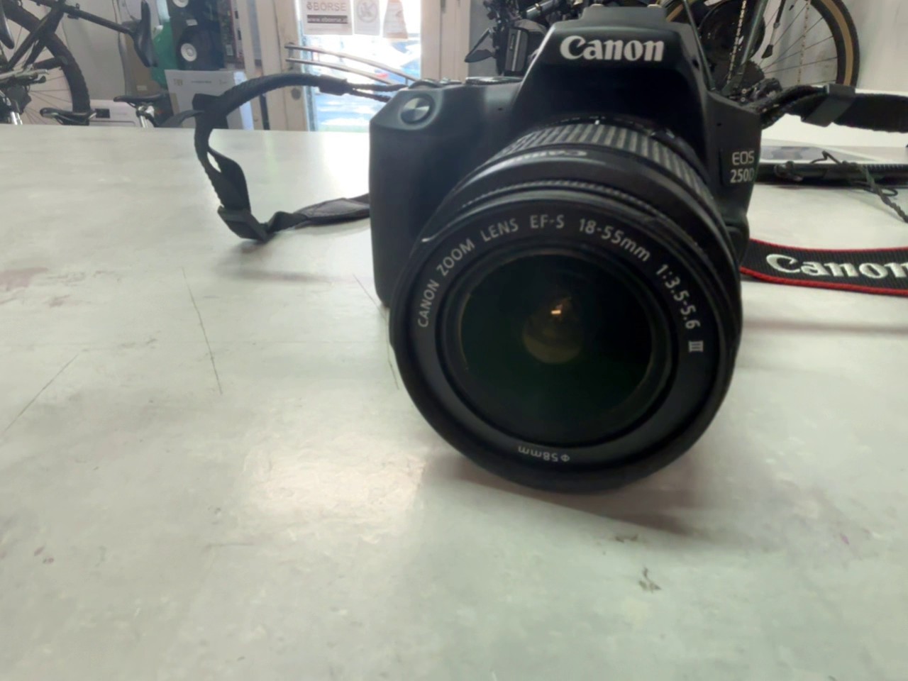 Canon EOS 250D mit EF-S 18-55mm III, Schwarz, Digitale Spiegelreflexkamera, inkl. 1x Akku, ohne Ladegerät, gebrauchter Zustand | Zustand: Gut – Bild 3